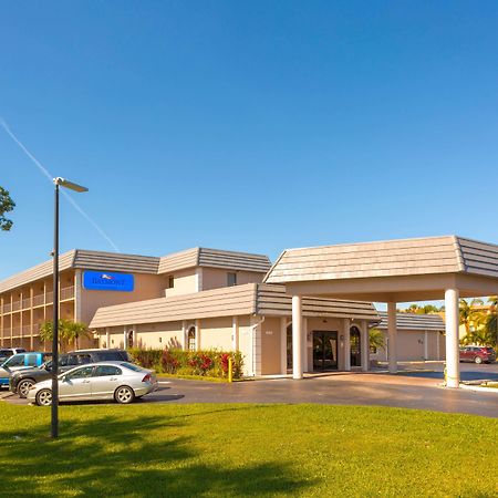Baymont By Wyndham Bonita Springs Hotel Exterior foto