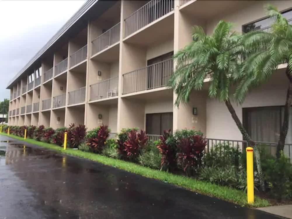 Baymont By Wyndham Bonita Springs Hotel Exterior foto