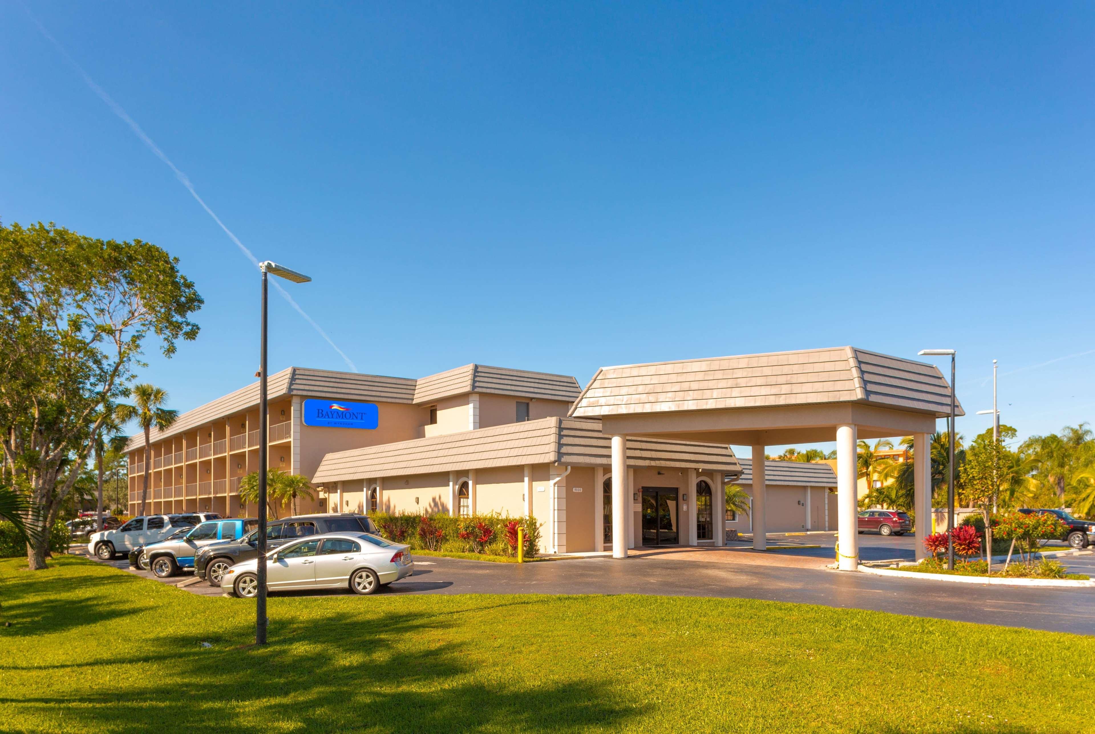 Baymont By Wyndham Bonita Springs Hotel Exterior foto