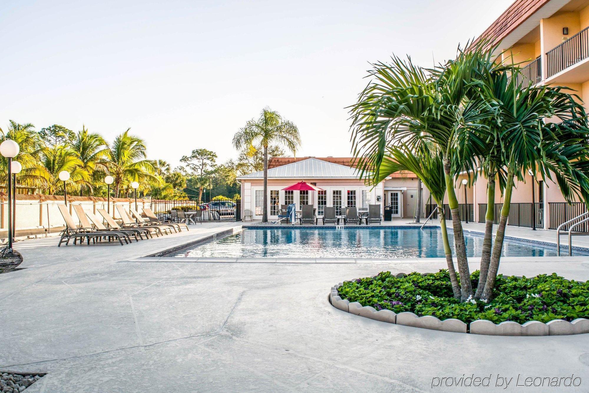Baymont By Wyndham Bonita Springs Hotel Exterior foto